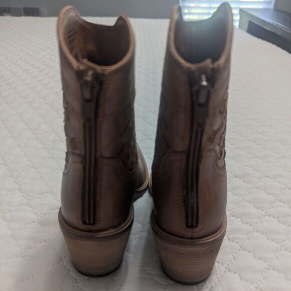 🤠 Lucky Brand Aryleis Western Booties Leather Chunky Heel Size 5.5M Taupe - Picture 3 of 9